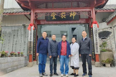 知名中药材鉴定专家莅临四川神农药业进行中药材鉴定指导